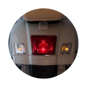 Chipolino Лицензиран акумулаторен мотор VESPA GTS Super бял